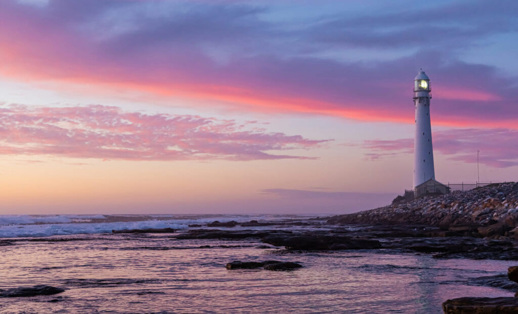 faro en la costa, metáfora del asesoramiento y representación realizada por Álvaro Méndez como abogado especialista en Reclamaciones a Seguros